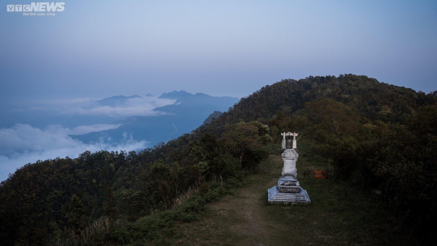'Săn mây' trên đỉnh núi Bạch Mã - Thượng uyển trời Nam
